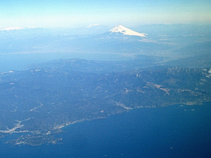 伊豆半島上空からの富士山