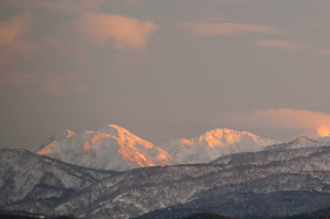 夕陽と共に白く輝く山