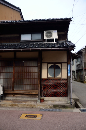 丸窓のある家