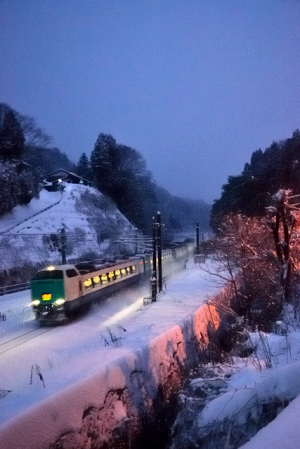 雪降る倶利伽羅峠
