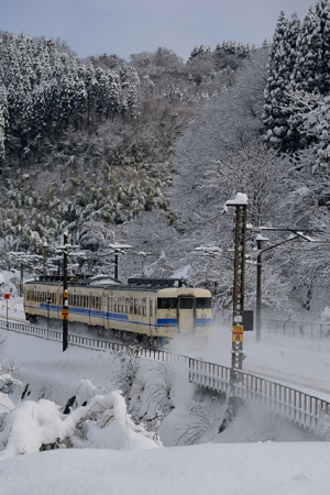 雪煙と413系普通