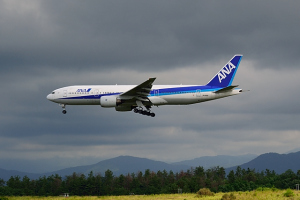 ANA B777-281と怪しい雲