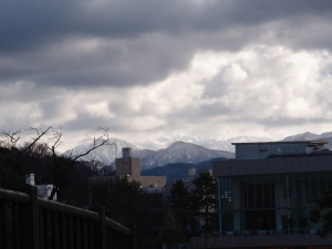 遠く白山